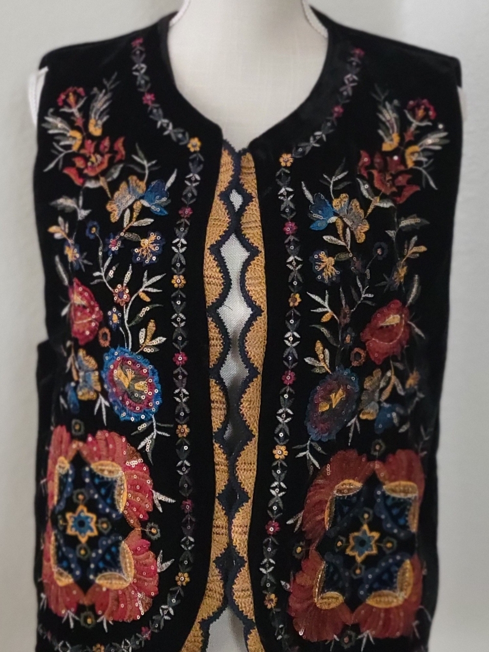 Boho Floral Embroidered Velvet Vest Black Sequin Scalloped Trim L